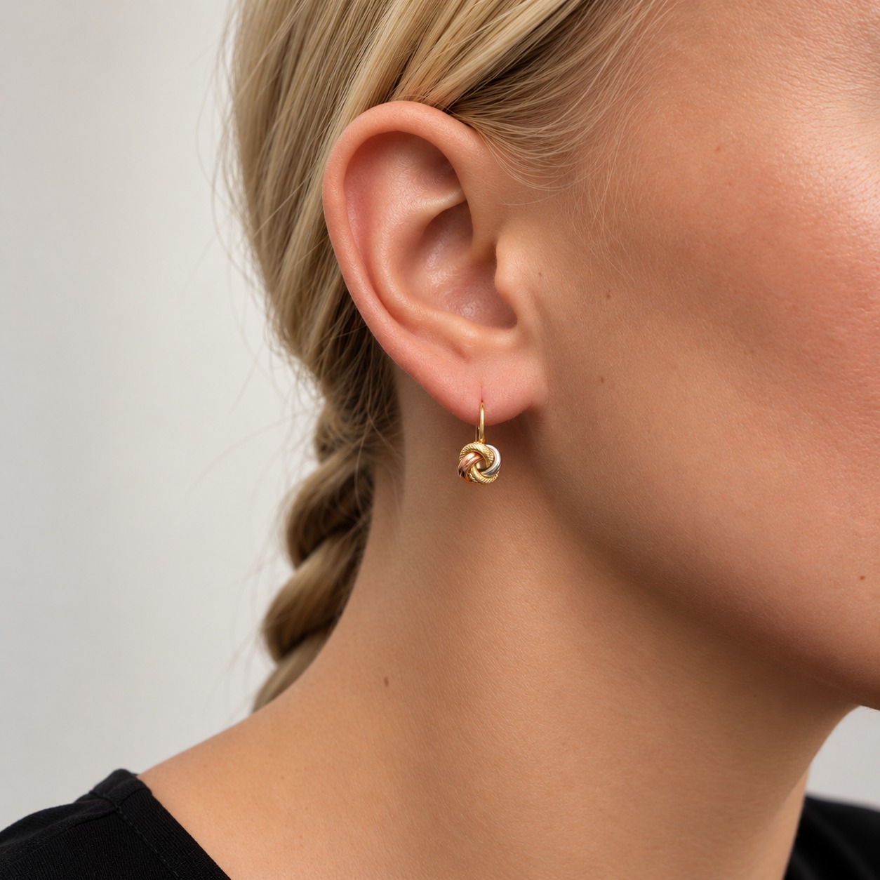 Náušnice z kombinovaného 14kt zlata na modelce